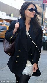 组图：凯蒂赴百老汇演出 女儿抱小熊同行温馨