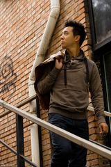 组图：刘亭作最新街拍 古铜肤色帅气潇洒