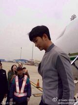 组图：金秀贤录《最强大脑》 乘私人飞机到达