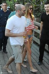 组图：惠特莉和男友杰森-斯坦森海边亲热度假