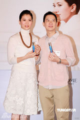 幻灯图：袁咏仪做活动着装典雅 曝张家辉在家没地位