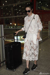 组图：宋佳赴米兰时装周 透视蕾丝装俏丽时尚