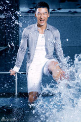 组图：型男顾又铭拍摄水中湿身大片