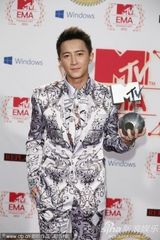 组图：韩庚获MTV全球最佳艺人后台帅气秀奖杯