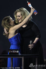 组图：凯莉-米洛蓝色抹胸裙露美背 颁奖拥抱阿黛尔