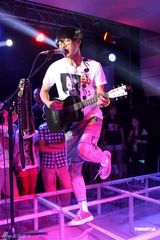 组图：卢广仲北京献唱新歌 现场与歌迷High翻天