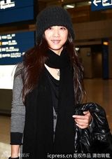 组图：汤唯御寒Look亮相韩国 将参加青龙奖有望封后