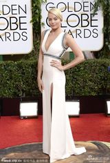 组图：金球奖女星红毯 沃特森露背亚当斯八字奶