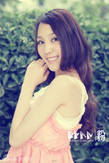 幻灯图：卢倩文花样青春纯情写真 演奏岁月之歌