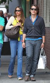 组图：美丽辣妈索菲亚与帅儿子纽约购物