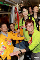 高清图：谭咏麟与郑欣宜做公益 与长者搭乘地铁