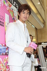 组图：陈柏霖白色西装亮相 自称比大仁哥有趣