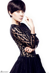 组图：袁姗姗最新写真曝光 黑裙短发酷范儿十足