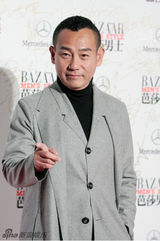 组图：林保怡亮相芭莎盛典 时尚风衣显绅士风范