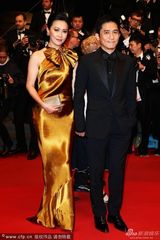 组图：梁朝伟夫妇戛纳走红毯 刘嘉玲金裙气场足