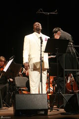 高清图：陕北民歌唱响欧洲 郝歌RNB曲风演绎