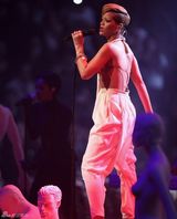 高清：蕾哈娜现身真人秀 劲歌热舞大受追捧