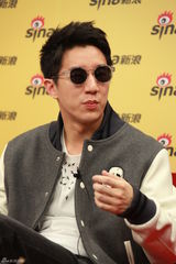 组图：《一座城池》主创做客 房祖名黑超卖萌