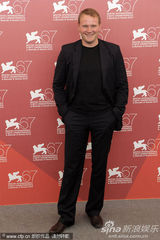 《三》媒体见面会 苏菲-罗艺斯获两男星揽腰护花