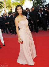 高清图：萨尔玛-海耶克粉裙俏丽 大展丰满美胸