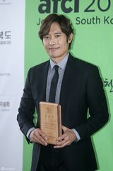 独家组图：李秉宪出席活动 婚后更显稳重绅士