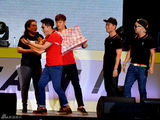 组图：《跑男》香港会粉丝献唱《当年情》