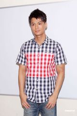 幻灯图：曾志伟怪异现身《奖门人》 吕慧仪等大玩游戏 