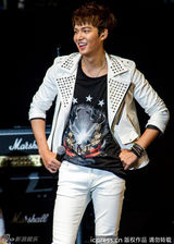 组图：李敏镐上海歌迷会皮衣搭印花T耍帅引尖叫