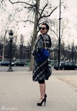 组图：霍思燕巴黎时装周街拍 简约复古百变动人