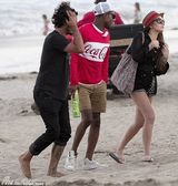 组图：林赛-罗韩海边穿比基尼大秀豪乳