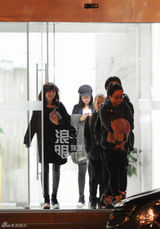 组图：阿Sa(蔡卓妍)录制跳水节目健身消减疲劳