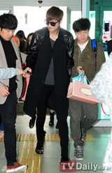 组图：李敏镐全黑酷帅亮相机场打造巨星气势