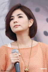 组图：SHE十周年纪念活动 Selina发短片盼早日归队