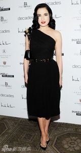 组图：脱衣舞娘蒂塔-万提斯性感黑裙露半球