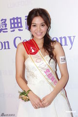 组图：上届港姐为朱晨丽加冕 应届港姐三甲竞艳