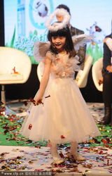 组图：田亮一家三口捞金 Cindy扮天使萌翻众人