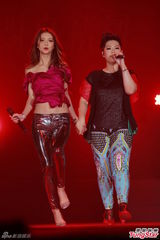 组图：薛凯琪女女贴身热舞 耳鬓厮磨动作暧昧