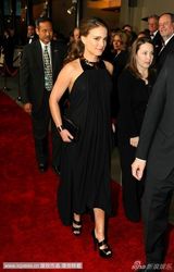 组图：波特曼助阵导演工会奖 黑裙优雅格外迷人