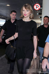 组图：泰勒短发新造型现身 红唇黑裙展古典美