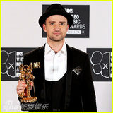 组图：MTV颁奖礼Gaga快速变装 水果姐变拉拉队