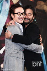 组图：严泰雄《刀与花》发布 CN正信正装帅气