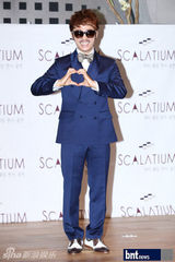 组图：ULALA SESSION成员金明勋召开婚礼记者会