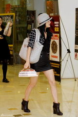 高清组图：盘点周迅街拍照 简单低调展露时尚气息