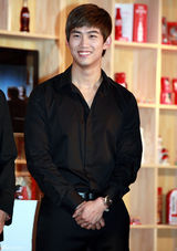 高清组图：韩组合2PM出席代言活动 穿正装帅气有型