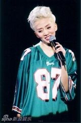 策划：回顾梅艳芳经典舞台 百变造型成传奇