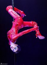 组图：蔡依林练成高难度钢管舞 网友唤冲击奥运