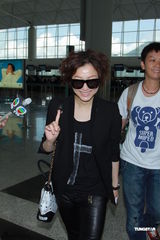 组图：郑秀文许志安携手离港 甜笑否认预支蜜月