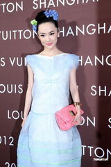 组图：范冰冰野猫造型出席活动 巩俐黑裙保守