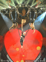 组图：Pink与舞群玩群P重口味 高空倒吊似杂技