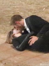 组图：帕丁森新片激吻爱丽丝 摸腿野战欲火焚身